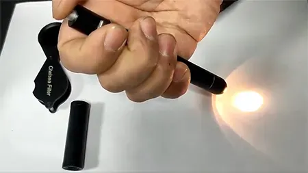 مصباح فحص الأحجار الكريمة والمجوهرات كامل الطيف (التشغيل بضغط الزر)